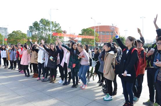 说明: E:\yl23411永利官网登录重要获奖\照片素材\朱丹——教育部2022年度高校思想政治工作精品项目申报书\证明材料\15-10志愿服务活动现场:校园普法志愿服务活动现场.JPG