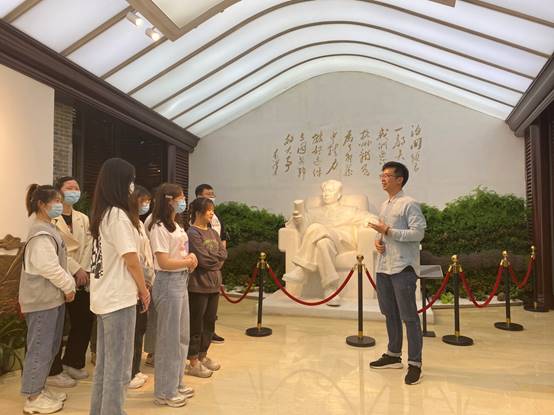 说明: E:\yl23411永利官网登录重要获奖\照片素材\2、“法学+宪法”\五四宪法讲解.jpg