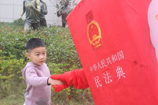 说明: E:\yl23411永利官网登录重要获奖\照片素材\1、“保驾护航”普法宣传照片\2020年11月赴钱塘新区少年宫开展普法志愿服务活动现场.jpg